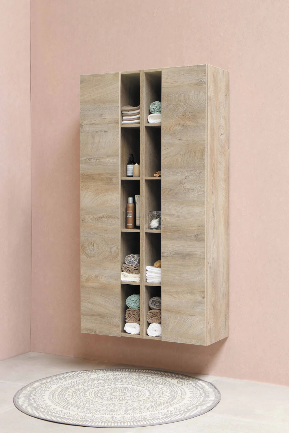 Meuble de rangement mural sur mesure en bois clair avec niches ouvertes